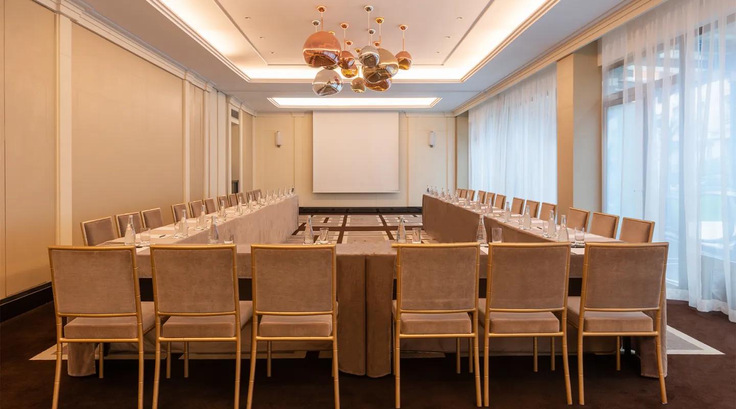 Modern and equipped seminar room, ideal for professional meetings at the Hotel du Collectioneur.