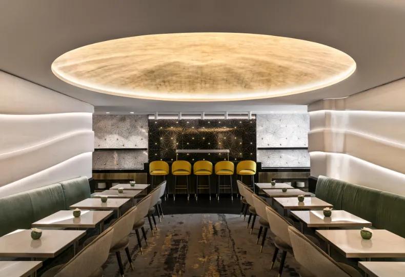 Chic and modern restaurant room, ideal for a unique culinary experience in the heart of the 8th arrondissement of Paris.
