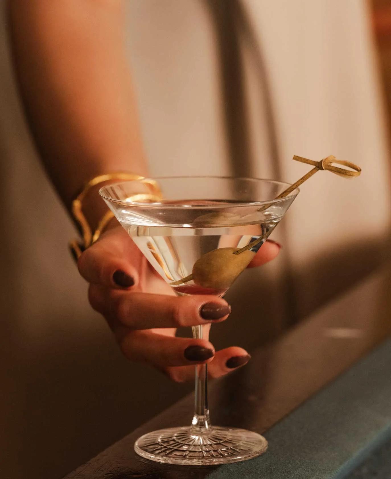 Servering av klassisk martini i cocktailbaren på Ystad Saltsjöbad.