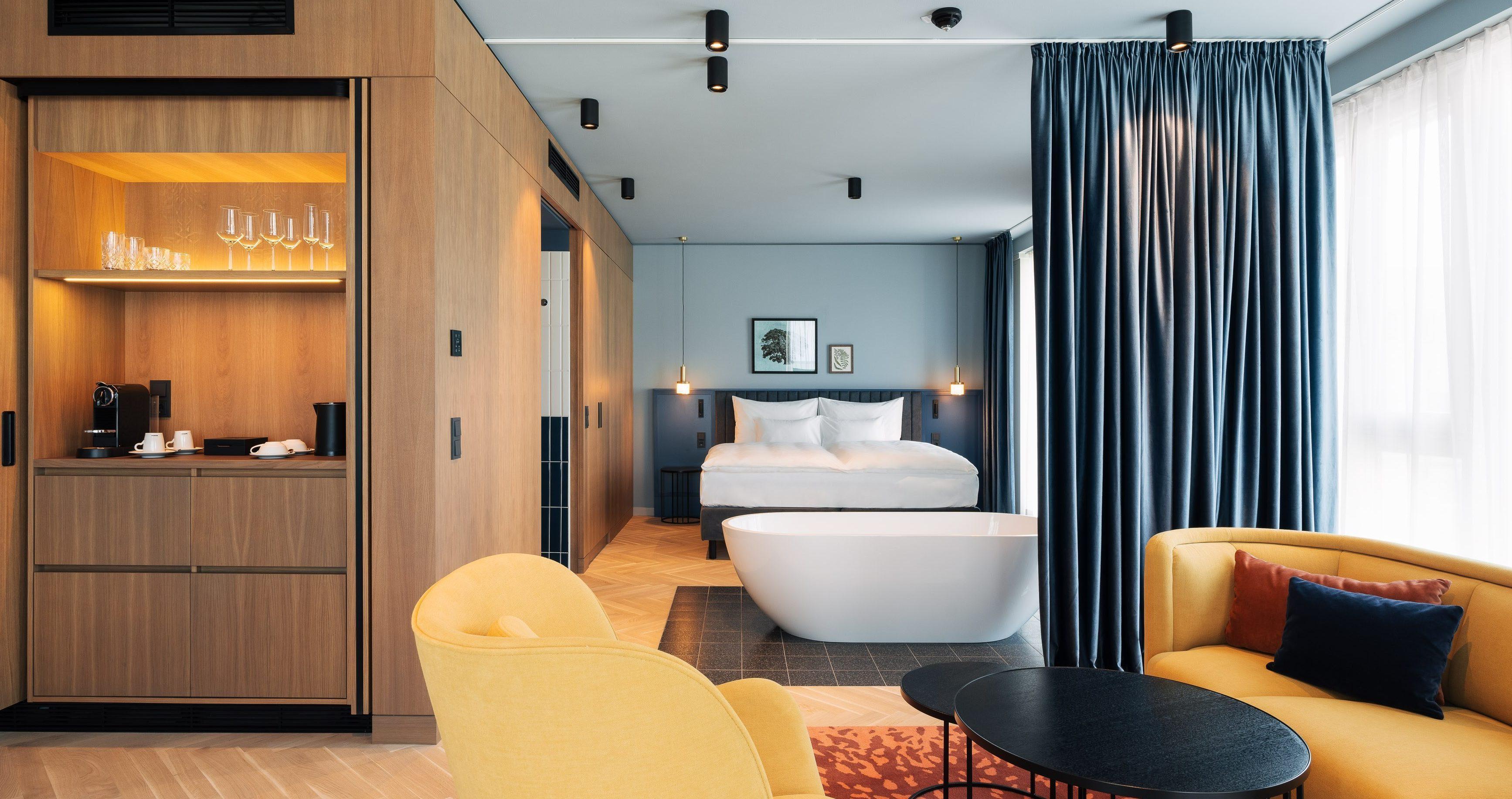 Photo: Hotel Galantha – Suite Room Overview, Long Side View