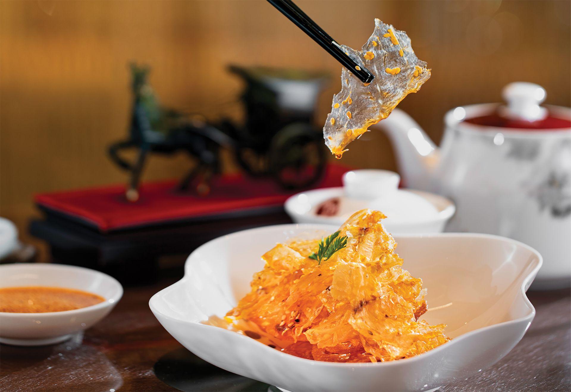 As a Michelin one‑star and Black Pearl one‑diamond restaurant, Five Foot Road reinterprets the classic Chengdu dish known as “Liu Ying.” Fresh mullet fillets are thinly sliced, marinated, air‑dried, and flash‑fried until crisp and translucent. The result is a delicate, aromatic bite that feels remarkably light. Served with a blend of vinegar, sugar, and Sichuan red oil, the dish achieves a balanced profile of sweetness, acidity, and gentle heat, showcasing the finesse and creativity of refined Sichuan cuisine.