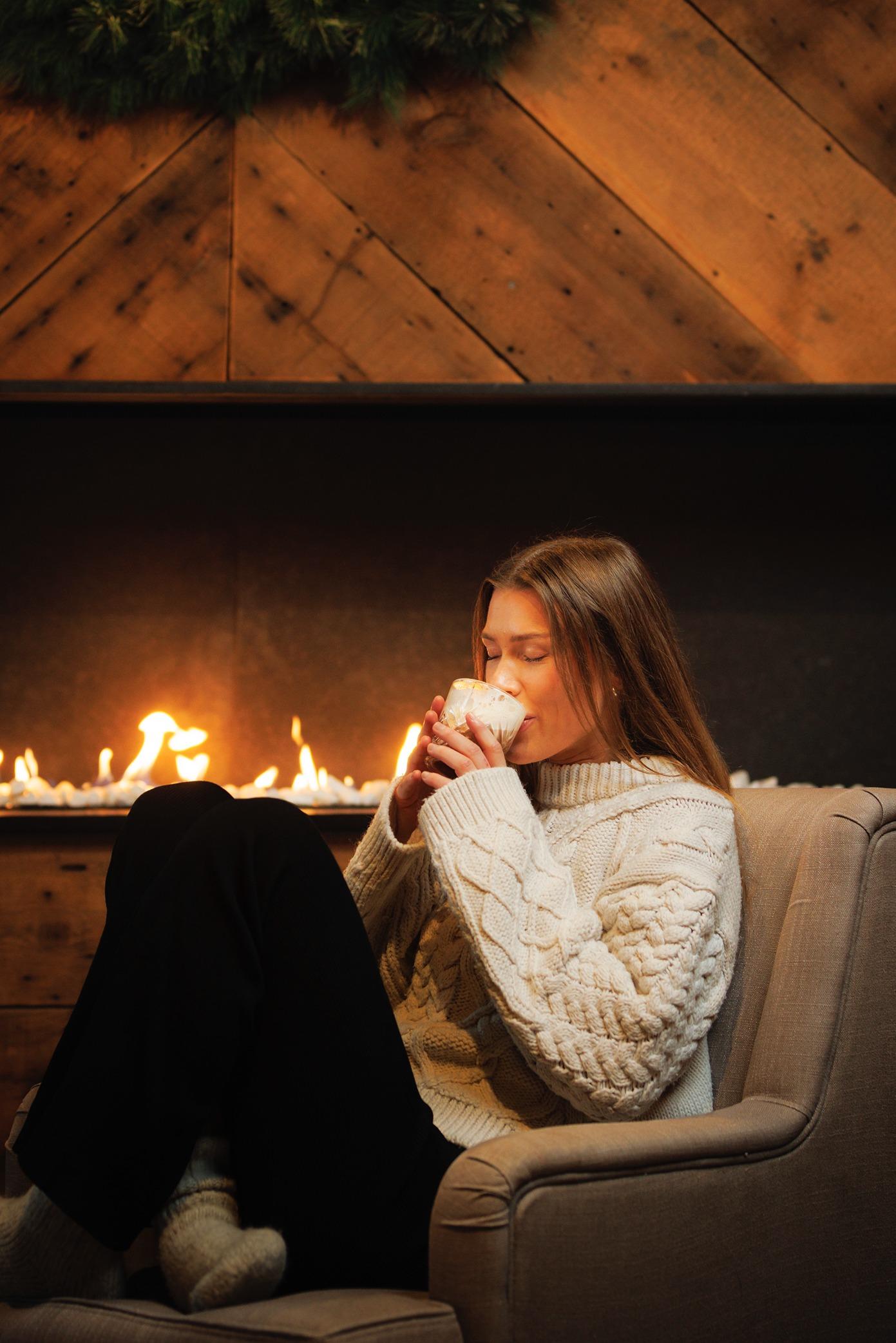Nyt en herlig kopp kakao foran peisen på vårt hotell. Geilo byr på det beste både inne og ute.