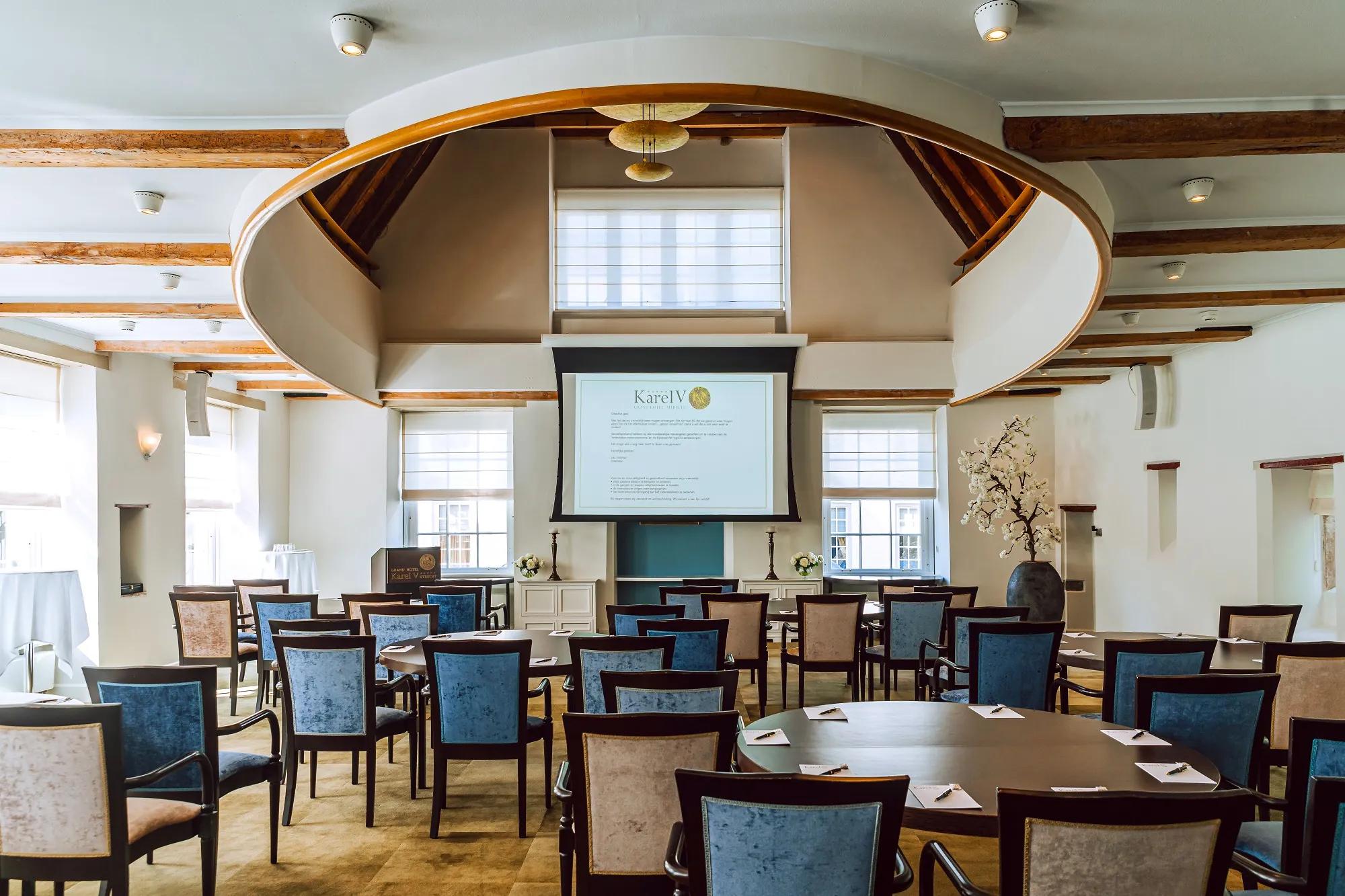 Cabaretopstelling in Graaf van Leicesterzaal – Grand Hotel Karel V