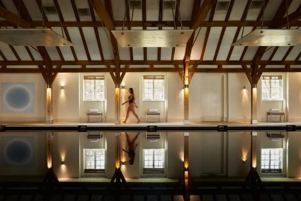 Spa_black swimming pool